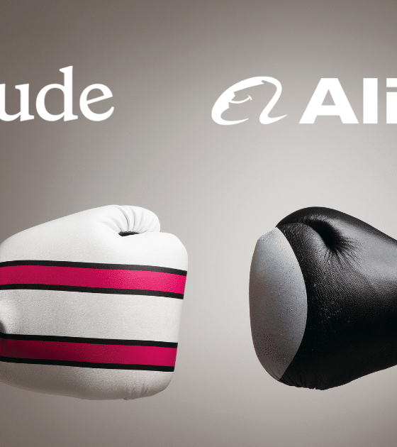 Une photographie de studio nette montrant deux mains portant des gants de boxe s'affrontant sur un fond gris neutre. La main gauche porte un gant de boxe blanc avec trois bandes fuchsia fuchsia, associée au logo étoile orange et au texte 'Claude' superposé. La main droite porte un gant de boxe noir uni, associée au logo vagues stylisées et au texte 'Alibaba' superposé. Les deux paires se font face dans un geste d'affrontement ou de combat symbolique. Le filigrane 'dcod.ch' est en bas à droite. Les logos et textes sont clairs.