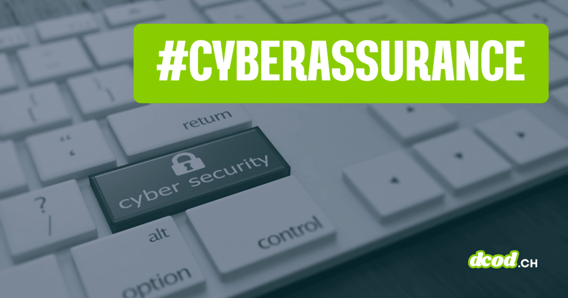Gros plan sur un clavier d'ordinateur avec une touche sécurisée « cyber security » sous un bandeau vert #CYBERASSURANCE, évoquant la réaction ultra-rapide des entreprises face aux cybermenaces dopées par l'IA. Logo dcod.ch.`