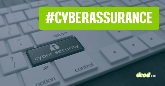 Gros plan sur un clavier d'ordinateur avec une touche sécurisée « cyber security » sous un bandeau vert #CYBERASSURANCE, évoquant la réaction ultra-rapide des entreprises face aux cybermenaces dopées par l'IA. Logo dcod.ch.`