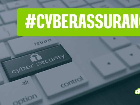 Gros plan sur un clavier d'ordinateur avec une touche sécurisée « cyber security » sous un bandeau vert #CYBERASSURANCE, évoquant la réaction ultra-rapide des entreprises face aux cybermenaces dopées par l'IA. Logo dcod.ch.`