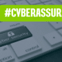 Gros plan sur un clavier d'ordinateur avec une touche sécurisée « cyber security » sous un bandeau vert #CYBERASSURANCE, évoquant la réaction ultra-rapide des entreprises face aux cybermenaces dopées par l'IA. Logo dcod.ch.`