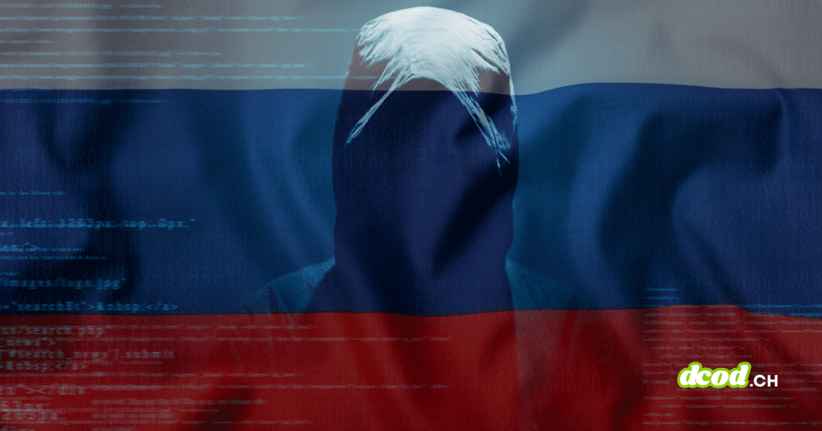 Illustration symbolisant le cyberespionnage russe et la réplique par des sanctions de l'Europe : une silhouette sombre de hacker encapuchonné se superpose en transparence sur le drapeau de la Russie, avec des lignes de code informatique affichées à l'écran et le logo dcod.ch en bas à droite.