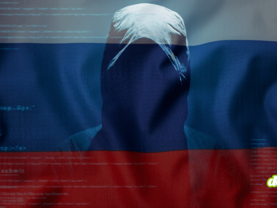 Illustration symbolisant le cyberespionnage russe et la réplique par des sanctions de l'Europe : une silhouette sombre de hacker encapuchonné se superpose en transparence sur le drapeau de la Russie, avec des lignes de code informatique affichées à l'écran et le logo dcod.ch en bas à droite.