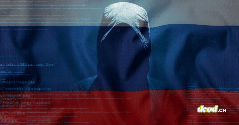 Illustration symbolisant le cyberespionnage russe et la réplique par des sanctions de l'Europe : une silhouette sombre de hacker encapuchonné se superpose en transparence sur le drapeau de la Russie, avec des lignes de code informatique affichées à l'écran et le logo dcod.ch en bas à droite.