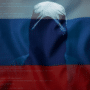 Illustration symbolisant le cyberespionnage russe et la réplique par des sanctions de l'Europe : une silhouette sombre de hacker encapuchonné se superpose en transparence sur le drapeau de la Russie, avec des lignes de code informatique affichées à l'écran et le logo dcod.ch en bas à droite.
