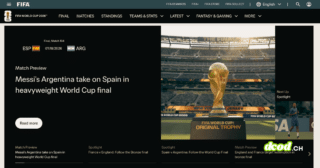 Capture d'écran du site officiel de la FIFA pour la Coupe du Monde de football. À gauche, un encart sur fond noir annonce l'affiche de la finale de juillet 2026 opposant l'Espagne à l'Argentine. À droite, une photographie présente le trophée officiel posé sur son socle au milieu de la pelouse d'un grand stade ensoleillé. Le filigrane du média dcod.ch est visible dans le coin inférieur droit.
