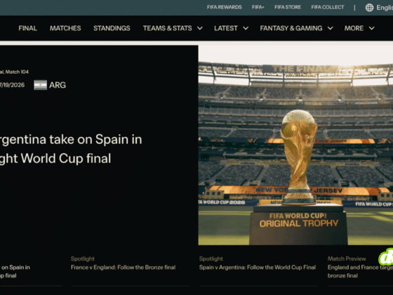 Capture d'écran du site officiel de la FIFA pour la Coupe du Monde de football. À gauche, un encart sur fond noir annonce l'affiche de la finale de juillet 2026 opposant l'Espagne à l'Argentine. À droite, une photographie présente le trophée officiel posé sur son socle au milieu de la pelouse d'un grand stade ensoleillé. Le filigrane du média dcod.ch est visible dans le coin inférieur droit.