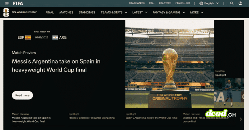 Capture d'écran du site officiel de la FIFA pour la Coupe du Monde de football. À gauche, un encart sur fond noir annonce l'affiche de la finale de juillet 2026 opposant l'Espagne à l'Argentine. À droite, une photographie présente le trophée officiel posé sur son socle au milieu de la pelouse d'un grand stade ensoleillé. Le filigrane du média dcod.ch est visible dans le coin inférieur droit.