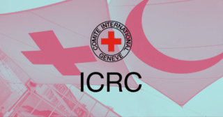 Logo officiel du CICR en noir avec sa croix rouge, superposé sur les drapeaux de la Croix-Rouge et du Croissant-Rouge sur fond turquoise. Ce visuel symbolise la transition historique alors que le CICR adopte l'emblème numérique ADEM contre les cyberattaques.
