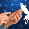 Un cheval ailé blanc représentant le spyware Pegasus qui pirate le téléphone portable d'un enquêteur européen, sur fond de connexions informatiques bleues.