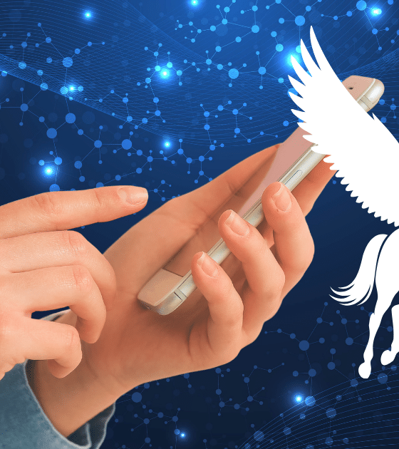 Un cheval ailé blanc représentant le spyware Pegasus qui pirate le téléphone portable d'un enquêteur européen, sur fond de connexions informatiques bleues.