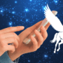 Un cheval ailé blanc représentant le spyware Pegasus qui pirate le téléphone portable d'un enquêteur européen, sur fond de connexions informatiques bleues.
