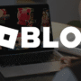 Un ordinateur portable ouvert affichant différents jeux de la plateforme Roblox, illustrant une enquête sur les méthodes par lesquelles des pirates s'emparent de créations entières et de leurs revenus.