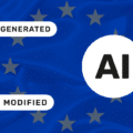 Illustration aux couleurs de l'Union européenne avec les badges AI Generated et AI Modified, illustrant l'obligation imposée par l'UE de marquer les contenus générés pour la transparence de l'IA