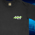 T-shirt noir floqué du logo de 404 Media sur la poitrine, sur un fond bleu à motifs de circuits électroniques.