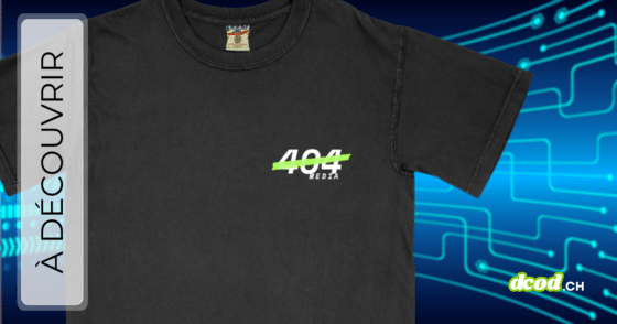 T-shirt noir floqué du logo de 404 Media sur la poitrine, sur un fond bleu à motifs de circuits électroniques.