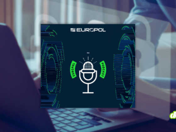 Visual d'illustration « À découvrir » présentant la vignette officielle du podcast d'Europol sur fond de personne utilisant un ordinateur portable.