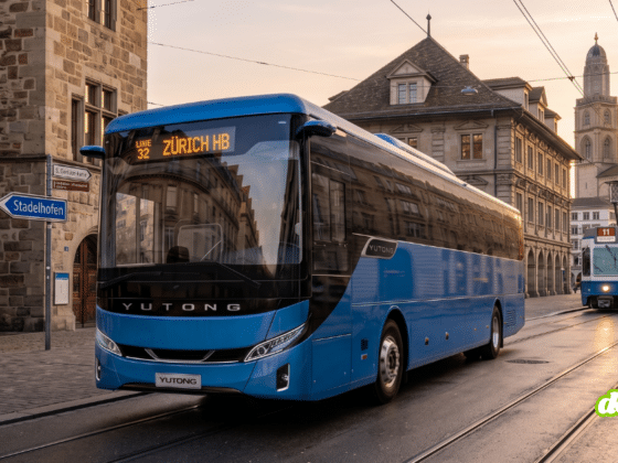 Un bus électrique Yutong indiquant Zürich HB sur les rails de tramway zurichois, au cœur des questions sur la cybersécurité et la protection des données.