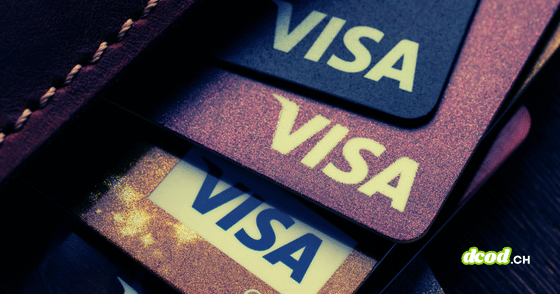 Gros plan sur plusieurs cartes bancaires Visa rangées dans un portefeuille