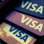 Gros plan sur plusieurs cartes bancaires Visa rangées dans un portefeuille