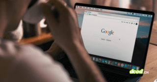 Personne sur un ordinateur portable consultant le navigateur Google Chrome, illustrant comment Google Chrome corrige plus de 1 000 vulnérabilités de sécurité grâce à l'IA.