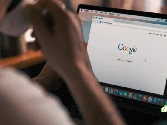 Personne sur un ordinateur portable consultant le navigateur Google Chrome, illustrant comment Google Chrome corrige plus de 1 000 vulnérabilités de sécurité grâce à l'IA.