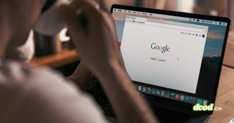 Personne sur un ordinateur portable consultant le navigateur Google Chrome, illustrant comment Google Chrome corrige plus de 1 000 vulnérabilités de sécurité grâce à l'IA.