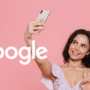Une femme se prenant en selfie avec son smartphone à côté du logo Google, illustrant l'intégration de la vidéo selfie pour débloquer un compte Google.
