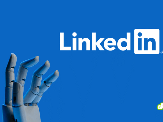 Main robotique blanche levée sur un fond bleu à côté du logo officiel de LinkedIn.