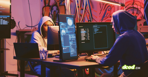 Deux individus en sweat à capuche travaillant devant des écrans d'ordinateur remplis de code, illustrant le nommage des cyberattaquants et la nouvelle norme établie par Google