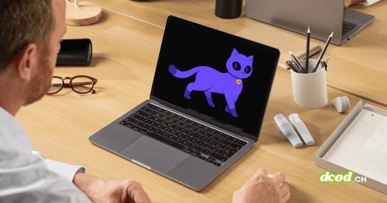 Un utilisateur assis à un bureau en bois consulte sur son ordinateur portable l'assistant Lumo de Proton, symbolisé par un chat violet à l'écran, illustrant l'outil AI Paper Trail conçu pour évaluer la confidentialité des échanges sur ChatGPT et Claude. — Logo DCOD en filigrane.