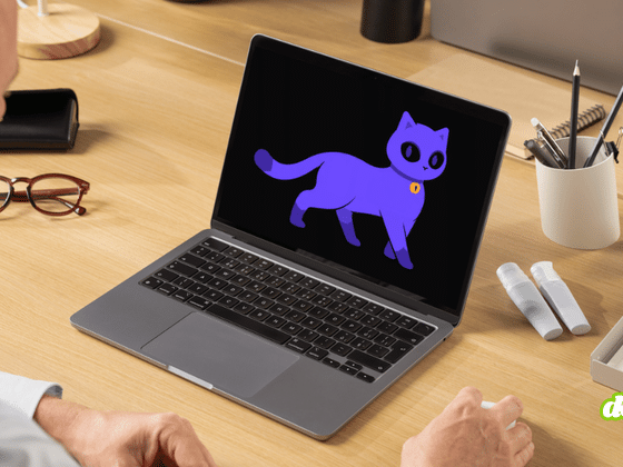 Un utilisateur assis à un bureau en bois consulte sur son ordinateur portable l'assistant Lumo de Proton, symbolisé par un chat violet à l'écran, illustrant l'outil AI Paper Trail conçu pour évaluer la confidentialité des échanges sur ChatGPT et Claude. — Logo DCOD en filigrane.
