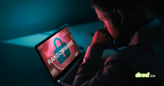 Un professionnel face à un ordinateur portable affichant un écran rouge avec un cadenas et l'inscription Ransomware, illustrant le risque pour les victimes de subir un second chantage.
