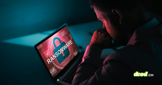 Un professionnel face à un ordinateur portable affichant un écran rouge avec un cadenas et l'inscription Ransomware, illustrant le risque pour les victimes de subir un second chantage.