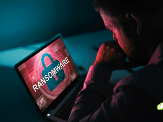 Un professionnel face à un ordinateur portable affichant un écran rouge avec un cadenas et l'inscription Ransomware, illustrant le risque pour les victimes de subir un second chantage.
