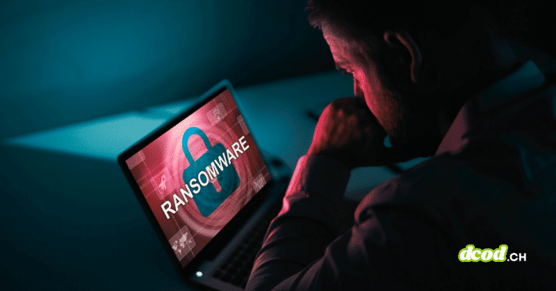 Un professionnel face à un ordinateur portable affichant un écran rouge avec un cadenas et l'inscription Ransomware, illustrant le risque pour les victimes de subir un second chantage.
