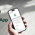 Main tenant un smartphone affichant l'écran de gestion des passkeys dans WhatsApp, à côté du logo officiel de l'application, illustrant le franchissement du cap du milliard d'utilisateurs.