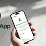 Main tenant un smartphone affichant l'écran de gestion des passkeys dans WhatsApp, à côté du logo officiel de l'application, illustrant le franchissement du cap du milliard d'utilisateurs.