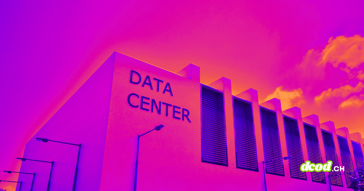Façade moderne d'un centre de données sous un ciel aux teintes violettes et orangées, illustrant les infrastructures cloud.