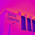 Façade moderne d'un centre de données sous un ciel aux teintes violettes et orangées, illustrant les infrastructures cloud.