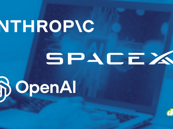 Logos d'Anthropic, SpaceXAI et OpenAI incrustés sur fond bleu devant un ordinateur portable affichant une interface d'intelligence artificielle.