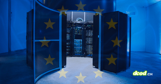 Vue en demi-cercle d'armoires de serveurs informatiques ouvertes dans une salle éclairée en bleu, avec les étoiles du drapeau européen incrustées en transparence et le logo DCOD.