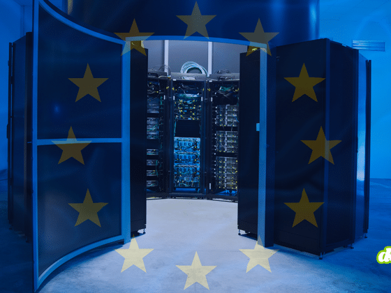 Vue en demi-cercle d'armoires de serveurs informatiques ouvertes dans une salle éclairée en bleu, avec les étoiles du drapeau européen incrustées en transparence et le logo DCOD.
