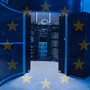 Vue en demi-cercle d'armoires de serveurs informatiques ouvertes dans une salle éclairée en bleu, avec les étoiles du drapeau européen incrustées en transparence et le logo DCOD.