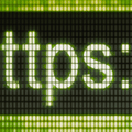 rotocole https affiché en lettres lumineuses sur un écran matriciel vert, illustrant les en-têtes de sécurité HTTP, HSTS, CSP et la protection web.