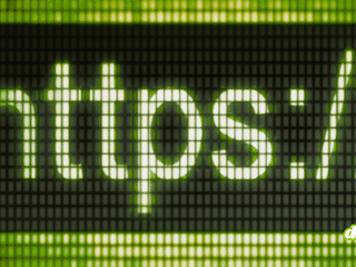 rotocole https affiché en lettres lumineuses sur un écran matriciel vert, illustrant les en-têtes de sécurité HTTP, HSTS, CSP et la protection web.