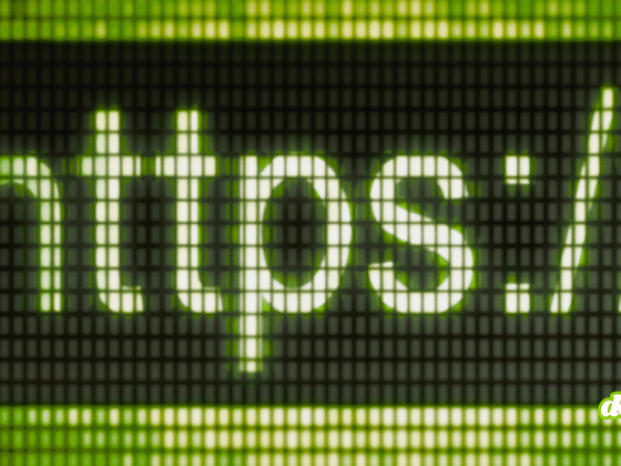 rotocole https affiché en lettres lumineuses sur un écran matriciel vert, illustrant les en-têtes de sécurité HTTP, HSTS, CSP et la protection web.