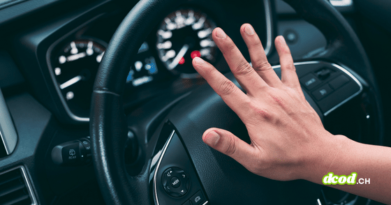 Main d'un conducteur appuyant sur le volant d'un véhicule, illustrant le vol de millions de permis de conduire lié à IDScan.