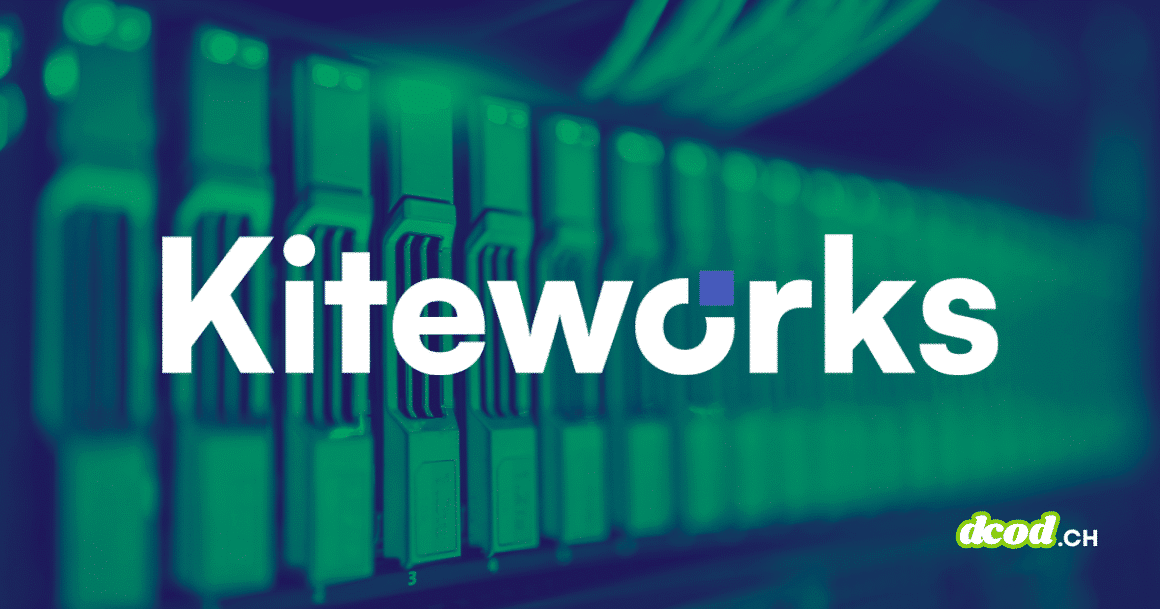 Logo Kiteworks devant une baie de serveurs et de disques durs en rack