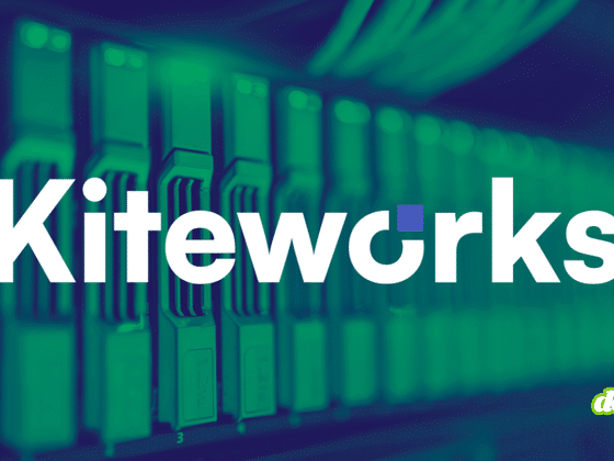 Logo Kiteworks devant une baie de serveurs et de disques durs en rack